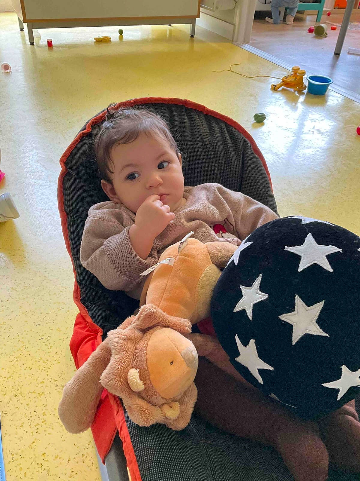 Anya participe au concours pour gagner de l'argent avec cette photo : baby, child, comfort, doll, flooring, fun, happy, head, lap, person, play, plush, room, sitting, skin, stuffed_toy, teddy_bear, textile, toddler, toy