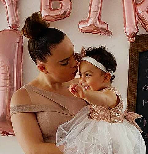 Lehna a rejoint le concours — aidez-le/la à gagner de superbes lots ! bridal_accessory, bridal_clothing, dress, ear, eyelash, fashion, fashion_design, formal_wear, gesture, gown, hairstyle, happy, headpiece, human, jewellery, person, photograph, picture_frame, pink, shoulder