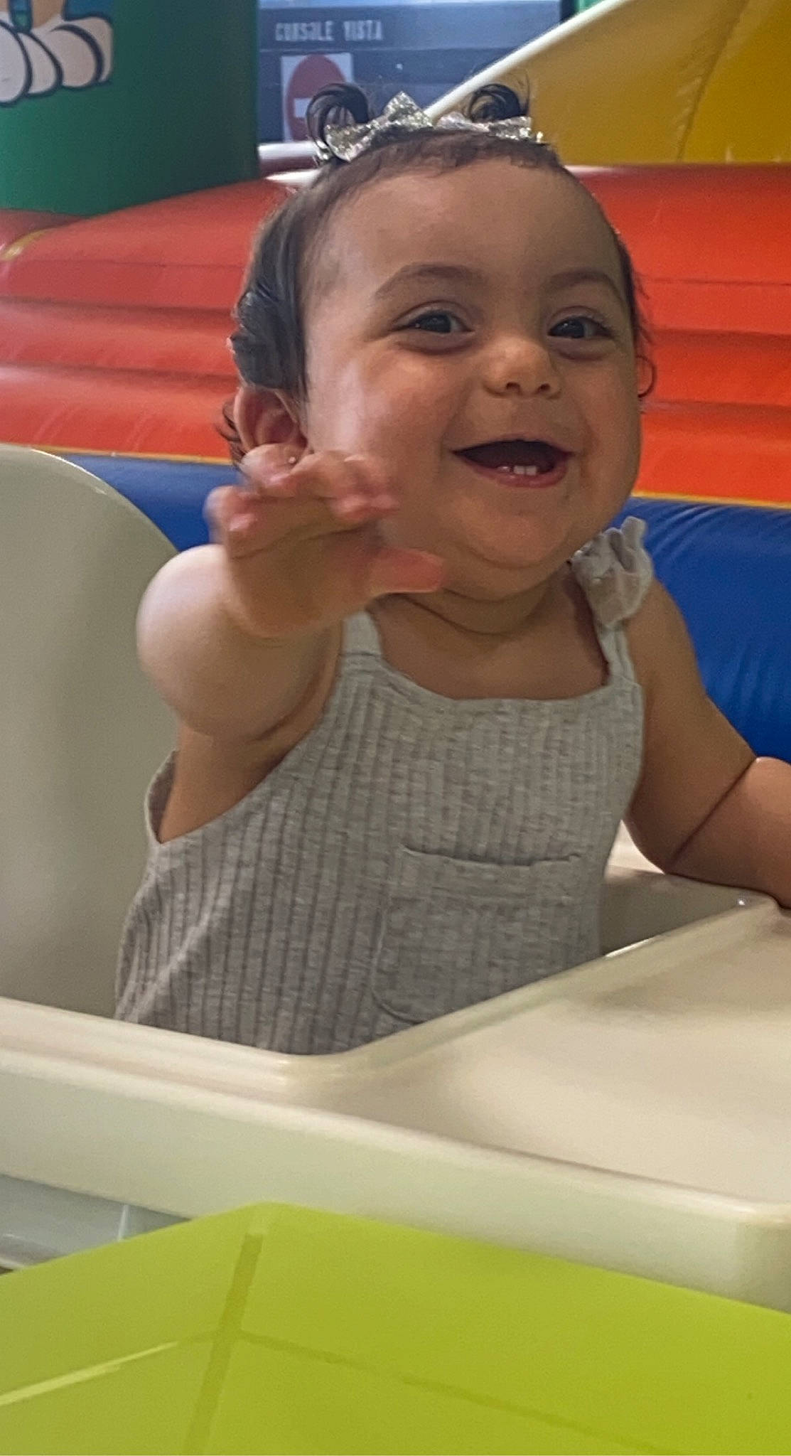 Lehna a rejoint le concours — aidez-le/la à gagner de superbes lots ! arm, blue, chin, facial_expression, finger, forehead, fun, hairstyle, happy, iris, mouth, muscle, organ, person, product, skin, smile, standing, toddler, white