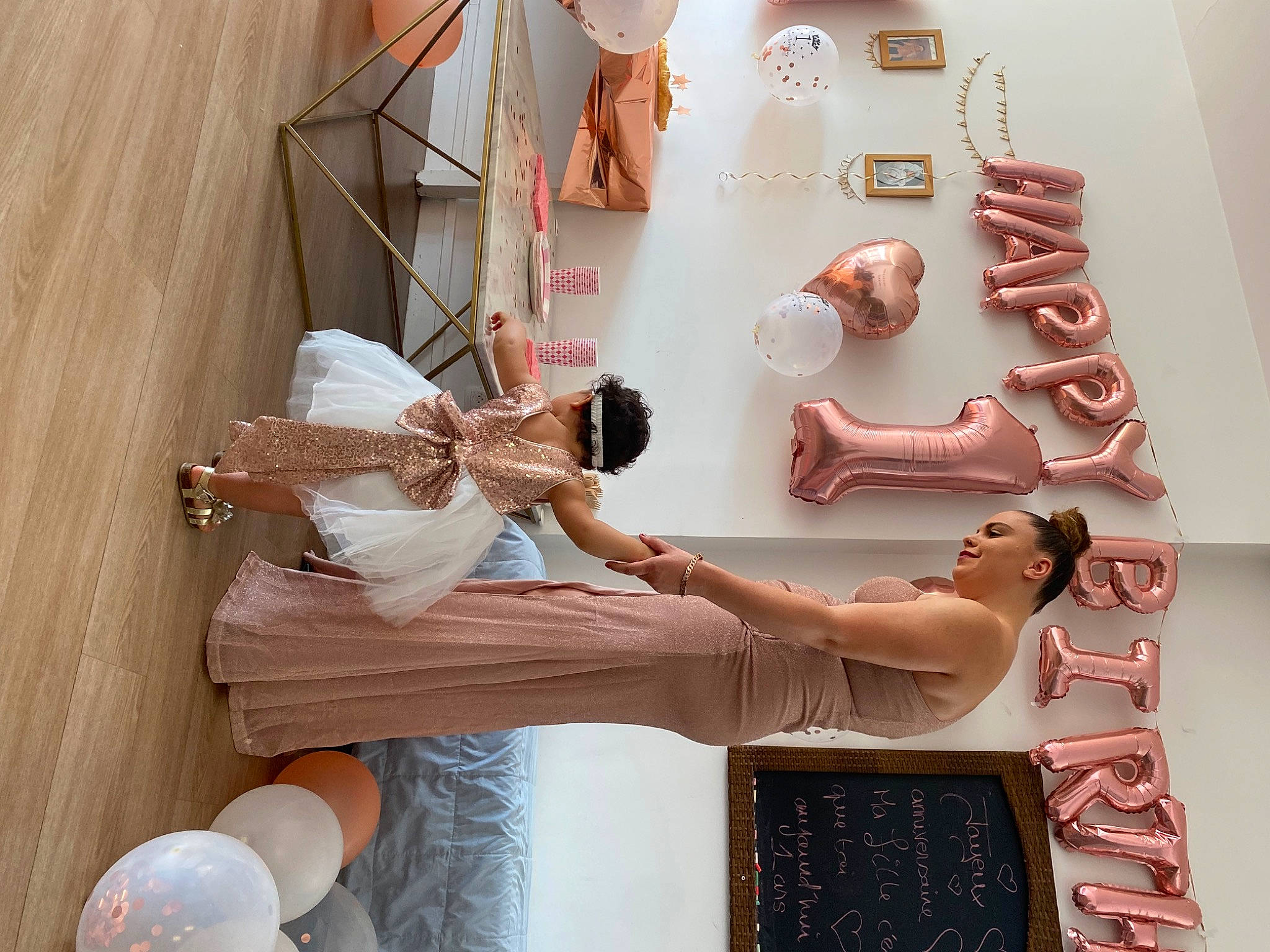 Lehna a rejoint le concours — aidez-le/la à gagner de superbes lots ! art, balloon, comfort, dress, elbow, fashion_design, human_leg, interior_design, joint, leg, lighting, peach, person, pink, room, sandal, thigh, white, window, wood