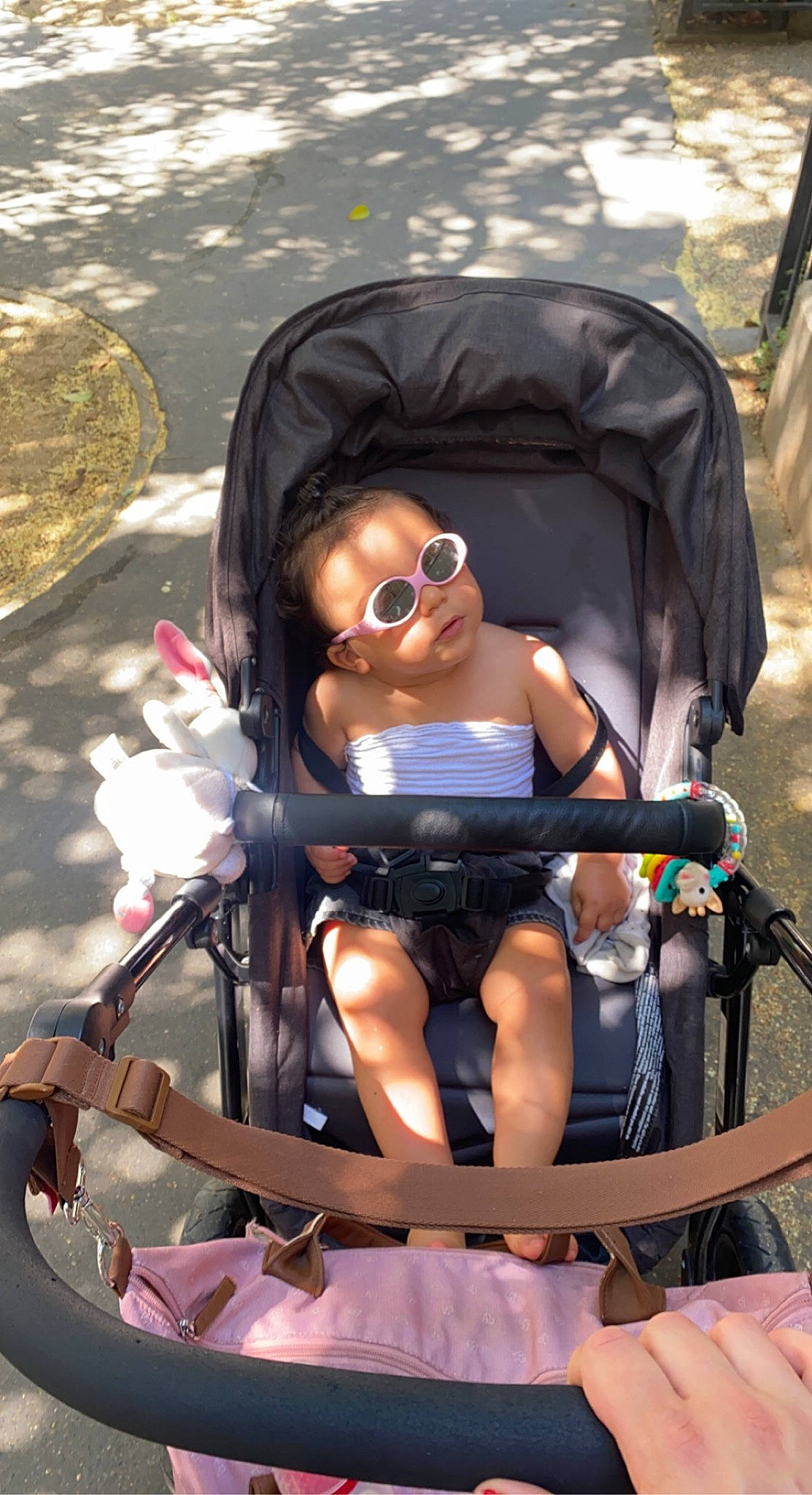 Lehna a rejoint le concours — aidez-le/la à gagner de superbes lots ! automotive_exterior, baby_carriage, baby_products, chair, comfort, cool, eyewear, fun, glasses, goggles, leisure, motor_vehicle, person, personal_protective_equipment, recreation, sitting, smile, sunglasses, toddler, travel