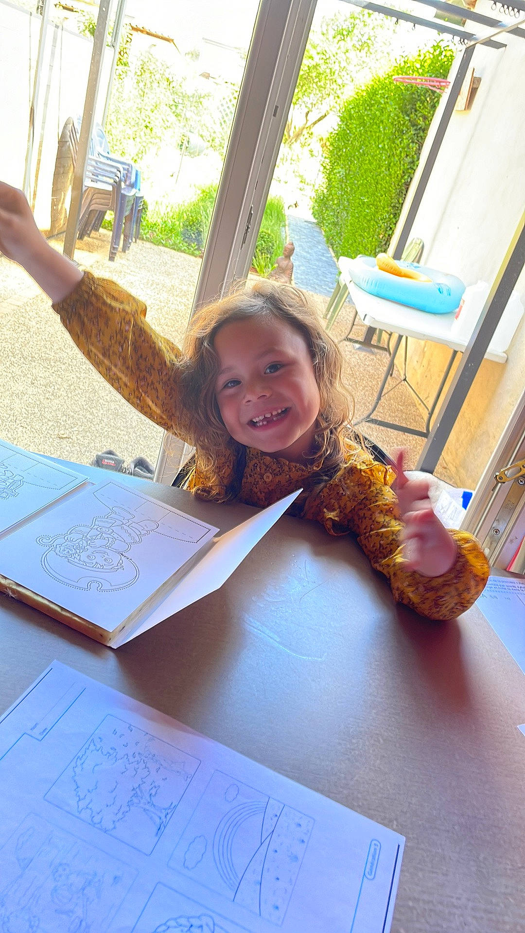 Shanna a rejoint le concours — aidez-le/la à gagner de superbes lots ! chair, child, finger, flooring, fun, grass, handwriting, happy, joy, leisure, office_supplies, person, plant, room, sitting, smile, standing, tableware, toddler, tree