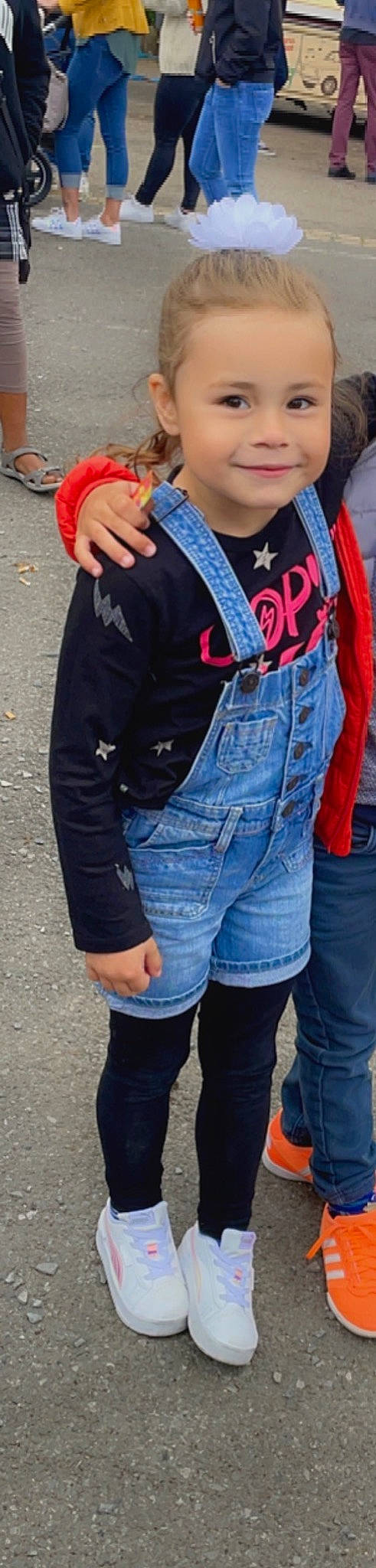 Shanna a rejoint le concours — aidez-le/la à gagner de superbes lots ! abdomen, clothing, denim, electric_blue, eyewear, gesture, grey, human_leg, joy, knee, neck, pattern, person, plaid, red, sleeve, street_fashion, t_shirt, tartan, thigh