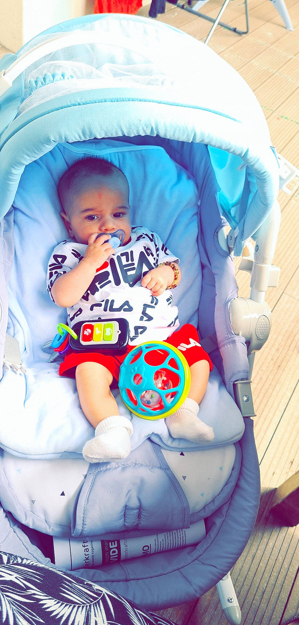 Matéo a rejoint le concours — aidez-le/la à gagner de superbes lots ! baby, baby_carriage, baby_products, baby_safety, baby_sleeping, baby_toddler_clothing, baby_toys, blue, child, comfort, event, face, fun, happy, infant_bed, linens, person, sitting, sleeve, textile