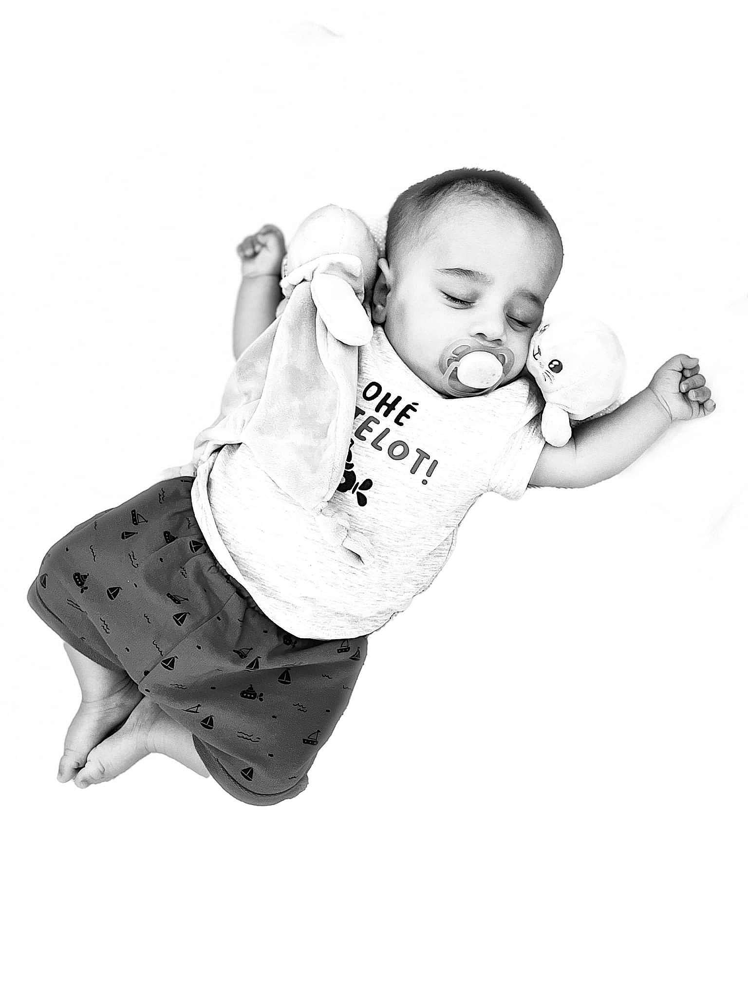 Matéo participe au concours pour gagner de l'argent avec cette photo : baby, baby_toddler_clothing, child, elbow, flash_photography, font, fun, gesture, happy, monochrome, monochrome_photography, pattern, people_in_nature, person, portrait_photography, sitting, sleeve, smile, style, t_shirt