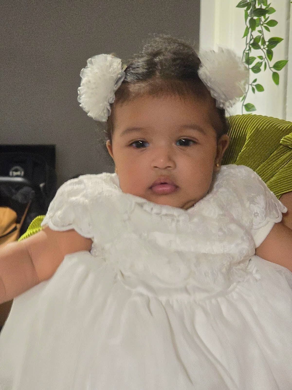 Naara Lael participe au concours pour gagner de l'argent avec cette photo : baby, baby_toddler_clothing, bridal_accessory, dress, embellishment, eye, hair, hairstyle, happy, head, headband, headgear, headpiece, iris, person, pink, shoulder, skin, sleeve, textile