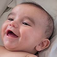 Mathis a rejoint le concours — aidez-le/la à gagner de superbes lots ! baby, infant, smile, happy, face, skin, hair, child, cute, lying_down, closeup, cheek, mouth, eyes, ear, newborn, expression, portrait, soft, pillow