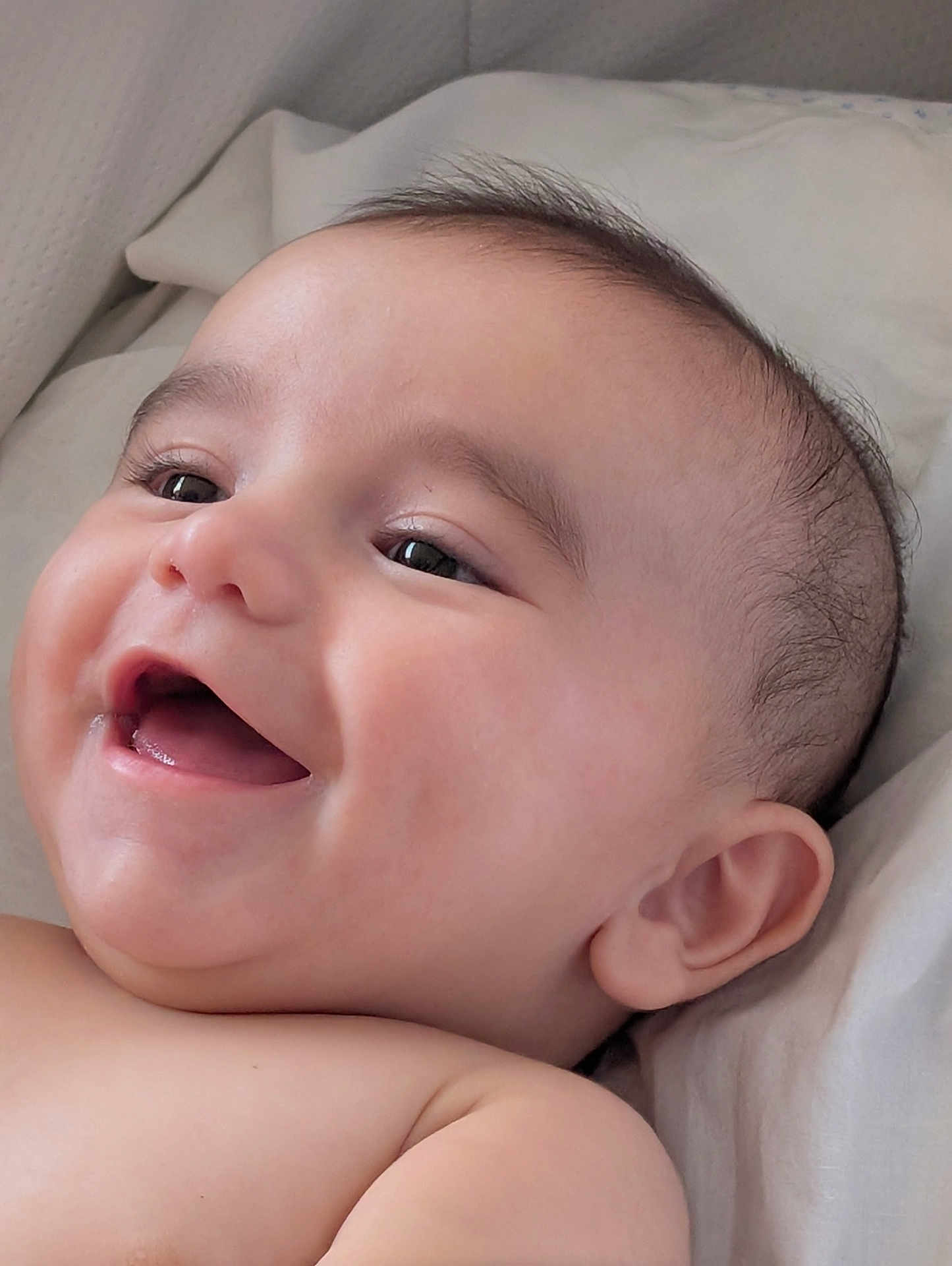 Mathis a rejoint le concours — aidez-le/la à gagner de superbes lots ! baby, infant, smile, happy, face, skin, hair, child, cute, lying_down, closeup, cheek, mouth, eyes, ear, newborn, expression, portrait, soft, pillow