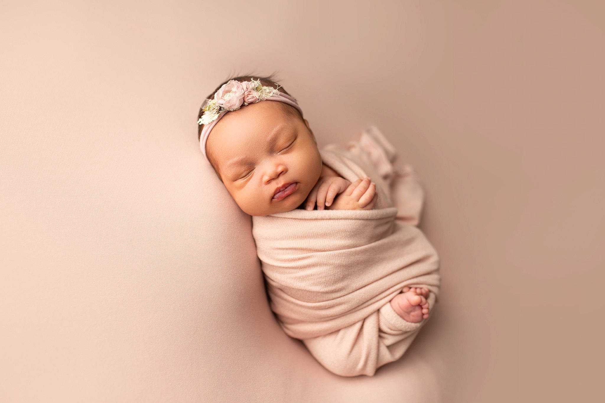Alaia is registered to the contest to win money with this photo: baby, baby_sleeping, baby_toddler_clothing, cap, cheek, child, comfort, fashion_accessory, flash_photography, gesture, happy, headband, headgear, headpiece, human_body, linens, lip, peach, person, sitting