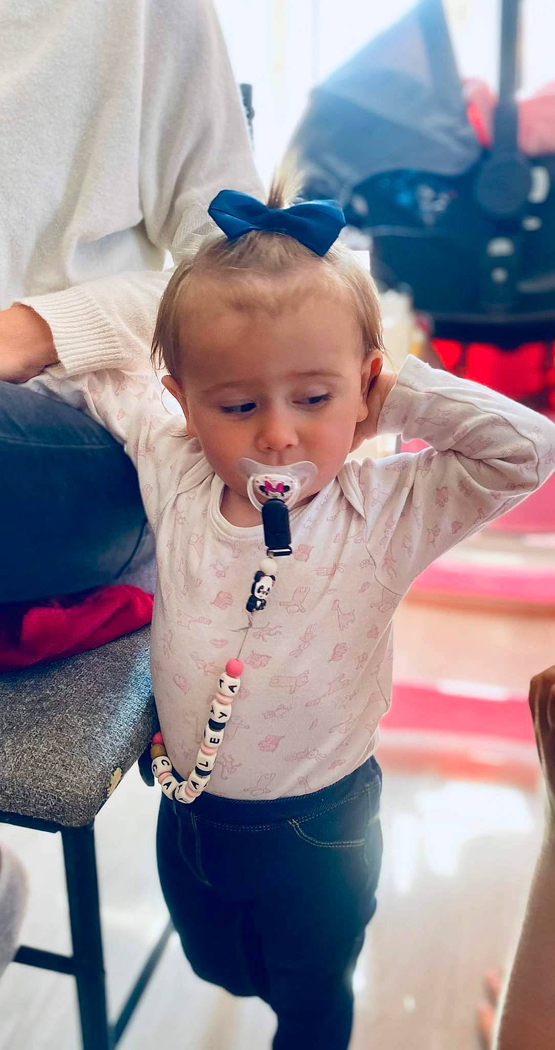 Cataleya participe au concours pour gagner de l'argent avec cette photo : baby, baby_toddler_clothing, blond, blue, child, electric_blue, event, fashion_accessory, fun, happy, iris, jewellery, leisure, magenta, necklace, person, pink, sitting, sleeve, toddler