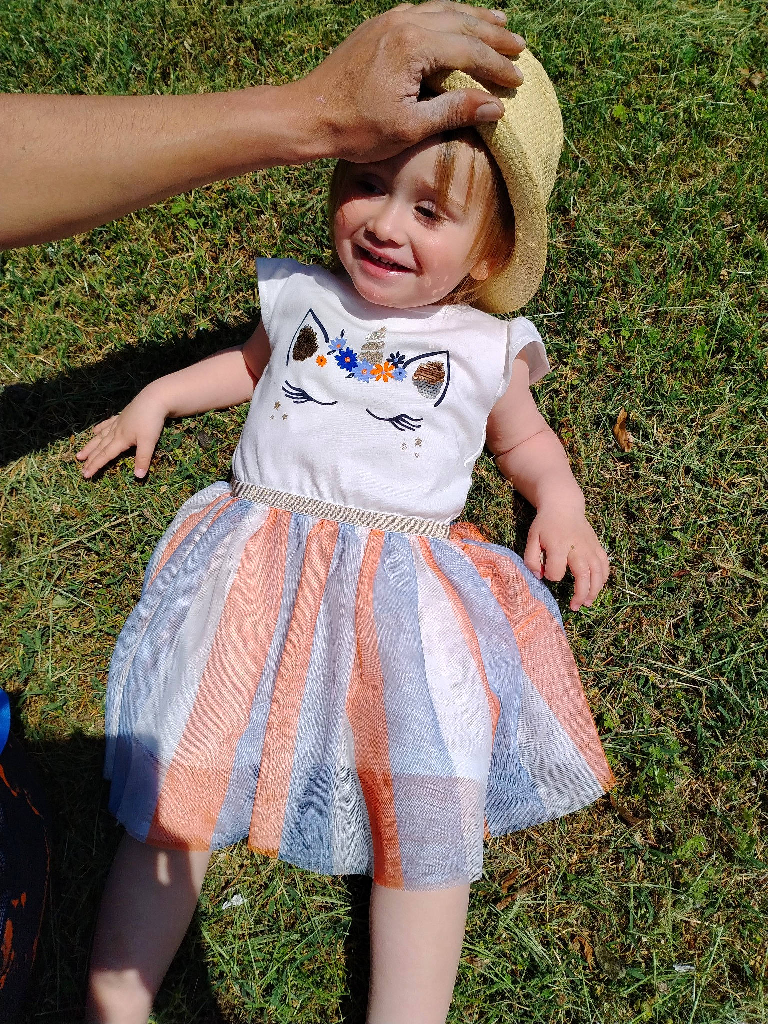 Cataleya a rejoint le concours — aidez-le/la à gagner de superbes lots ! baby, baby_toddler_clothing, child, day_dress, dress, event, fun, gesture, grass, grass_family, happy, headwear, joy, lawn, meadow, pattern, people_in_nature, person, pink, recreation