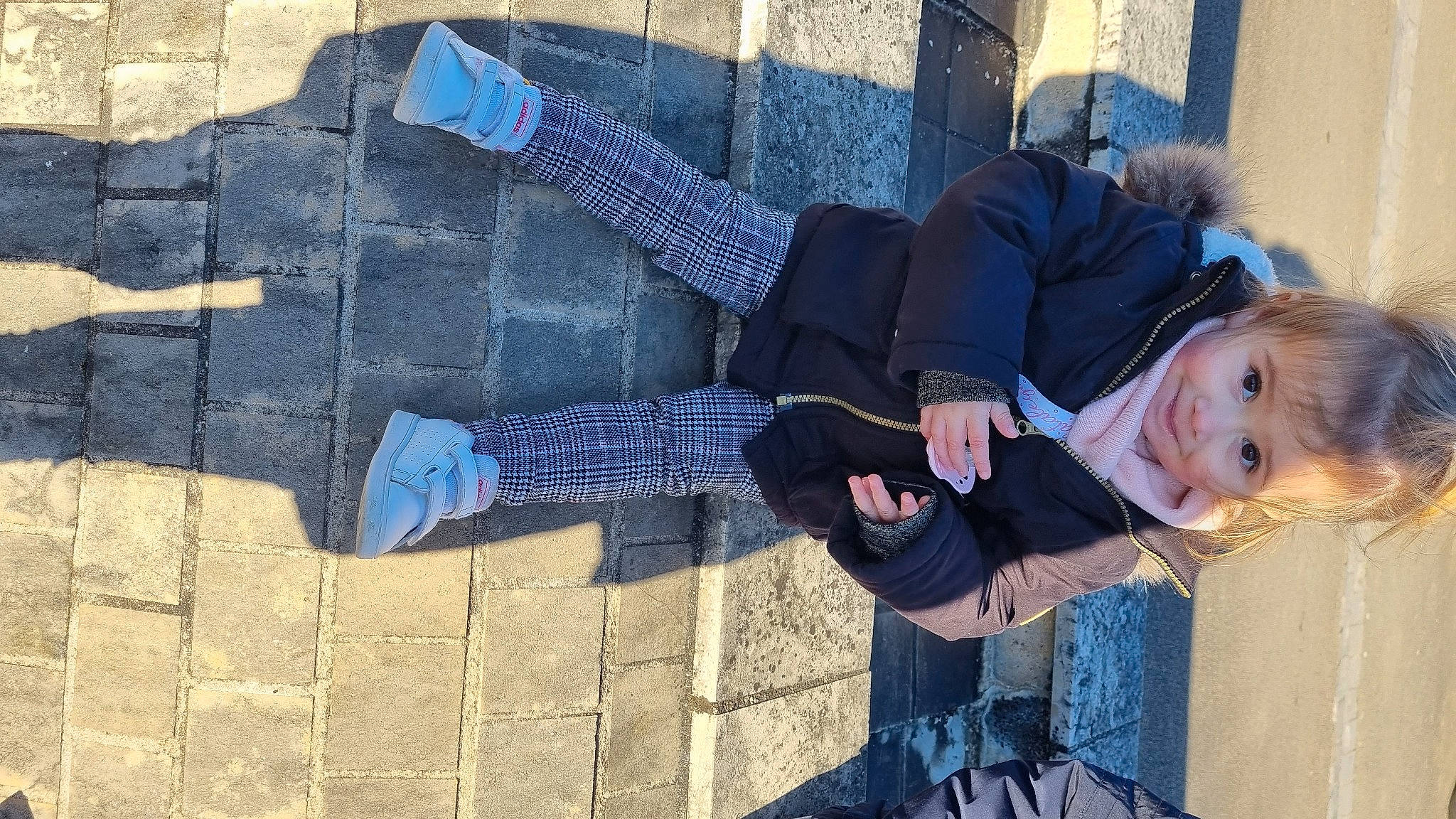 Cataleya a rejoint le concours — aidez-le/la à gagner de superbes lots ! blue, cobblestone, concrete, denim, electric_blue, flooring, fun, human_leg, joy, leisure, pattern, person, road_surface, shadow, shoe, sidewalk, sitting, smile, textile, toddler