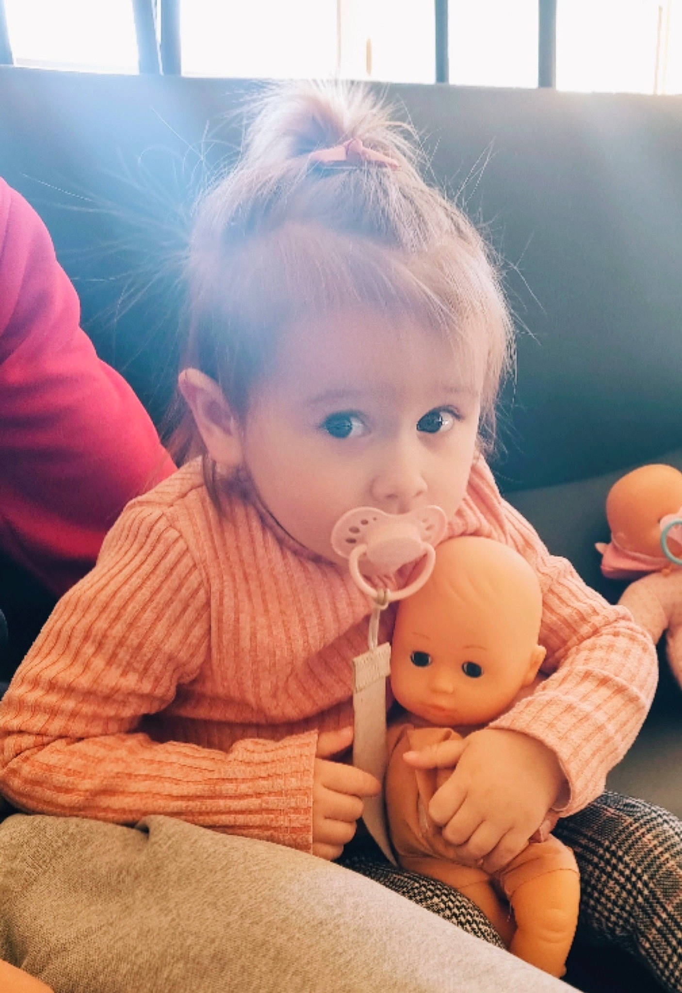 Cataleya a rejoint le concours — aidez-le/la à gagner de superbes lots ! baby, baby_toddler_clothing, cheek, child, comfort, finger, flooring, foot, fun, happy, iris, lip, mouth, nose, person, room, sitting, skin, toddler, toy