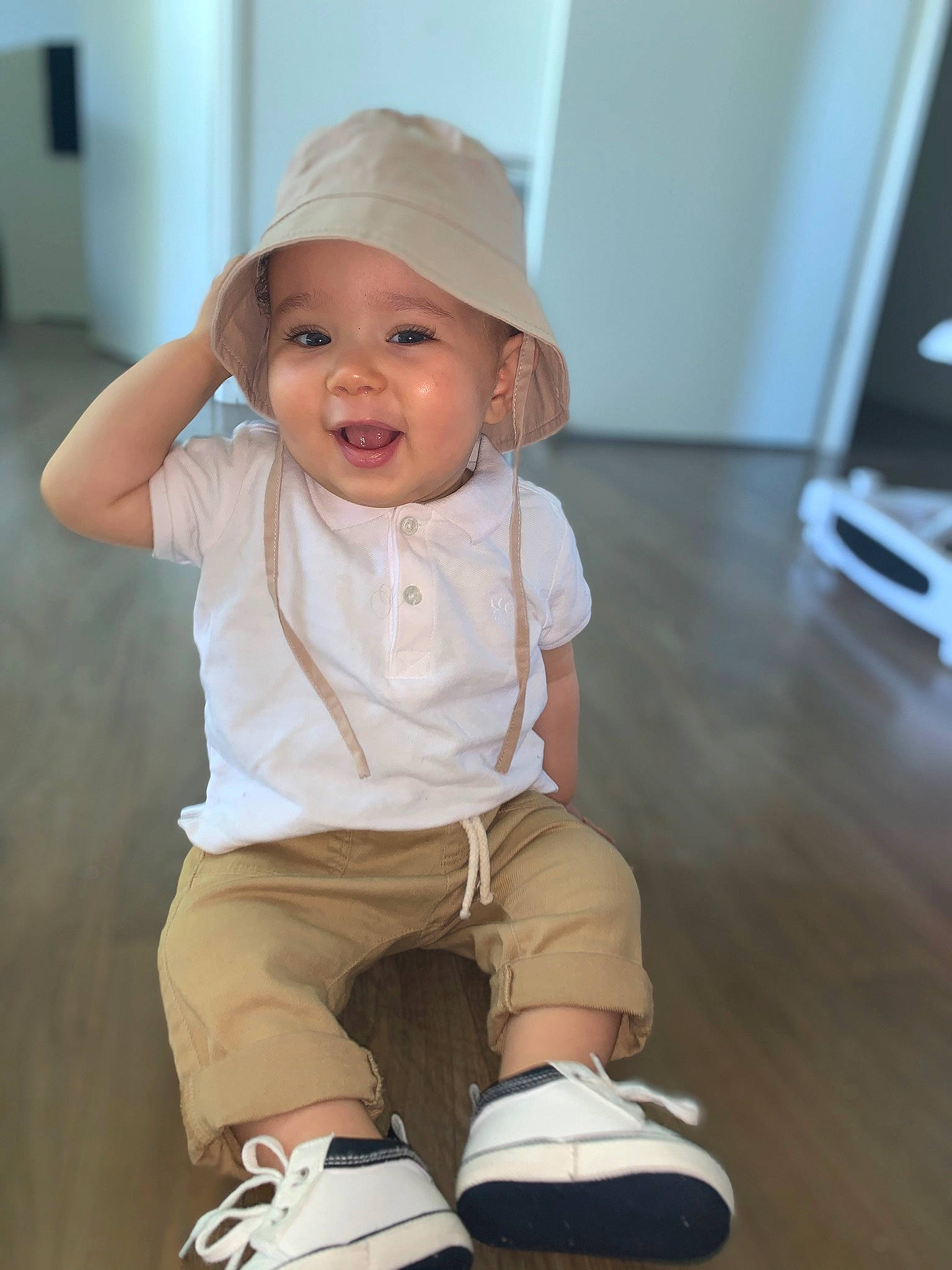 Amine participe au concours pour gagner de l'argent avec cette photo : baby, baby_toddler_clothing, child, flooring, fun, happy, headwear, human_leg, knee, outdoor_shoe, person, shorts, skin, sleeve, smile, sock, sportswear, standing, toddler, walking_shoe