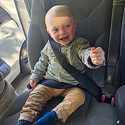 Simon a rejoint le concours — aidez-le/la à gagner de superbes lots ! toddler, child, car_seat, seatbelt, smiling, blue_eyes, blond_hair, sweater, pants, socks, car_interior, window, door, daylight, happy, portrait, sitting, baby, seatbelt_strap, playful