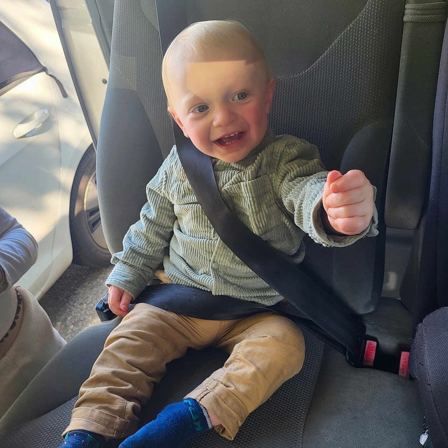 Simon a rejoint le concours — aidez-le/la à gagner de superbes lots ! toddler, child, car_seat, seatbelt, smiling, blue_eyes, blond_hair, sweater, pants, socks, car_interior, window, door, daylight, happy, portrait, sitting, baby, seatbelt_strap, playful