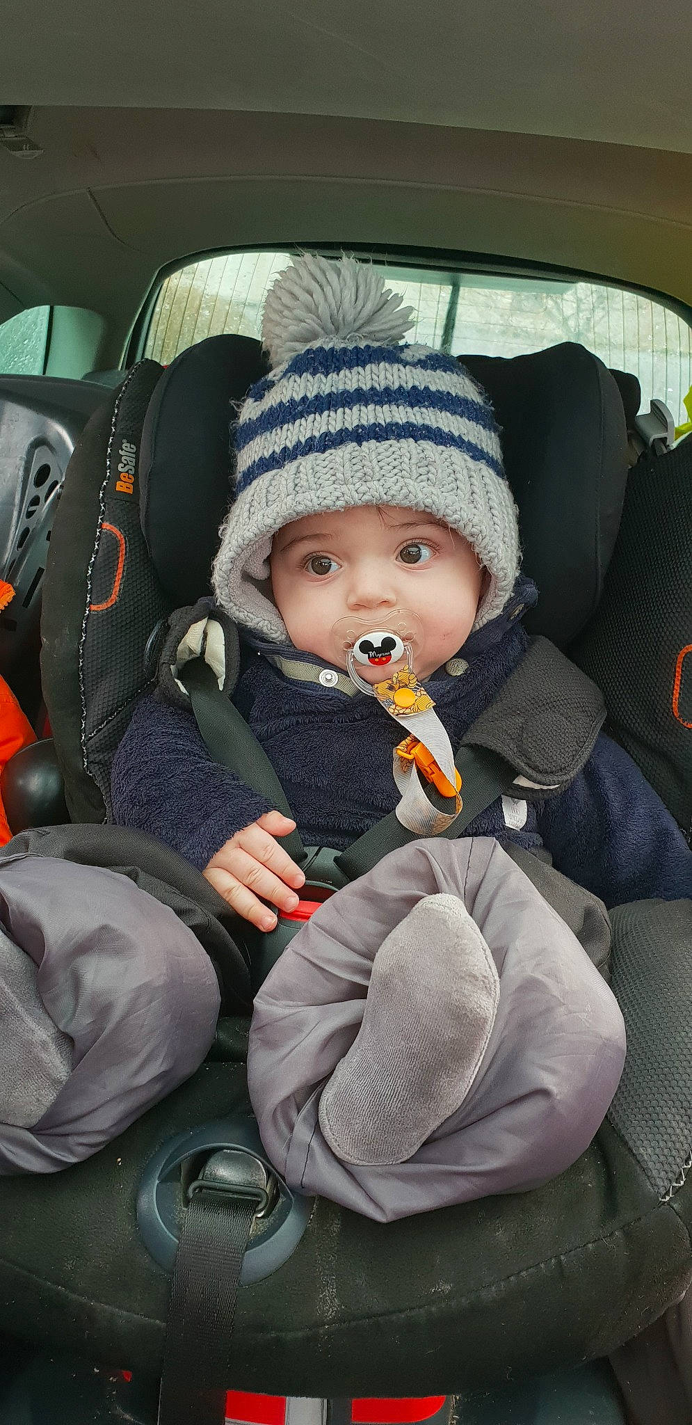 Maysan a rejoint le concours — aidez-le/la à gagner de superbes lots ! auto_part, baby, baby_in_car_seat, beanie, car_seat, child, headgear, headwear, knit_cap, person, product, toddler