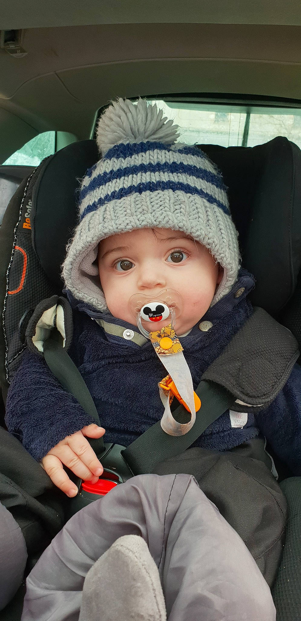 Maysan participe au concours pour gagner de l'argent avec cette photo : baby, baby_in_car_seat, beanie, cap, car_seat, child, headgear, headwear, knit_cap, knitting, person, toddler