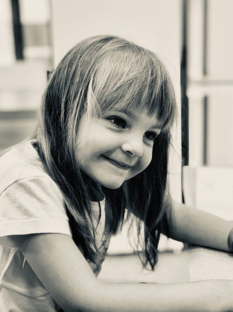 Serena a rejoint le concours — aidez-le/la à gagner de superbes lots ! arm, bangs, black_and_white, blond, child, flash_photography, fun, hair, happy, joy, laugh, long_hair, monochrome, monochrome_photography, person, sitting, smile, stock_photography, style, t_shirt