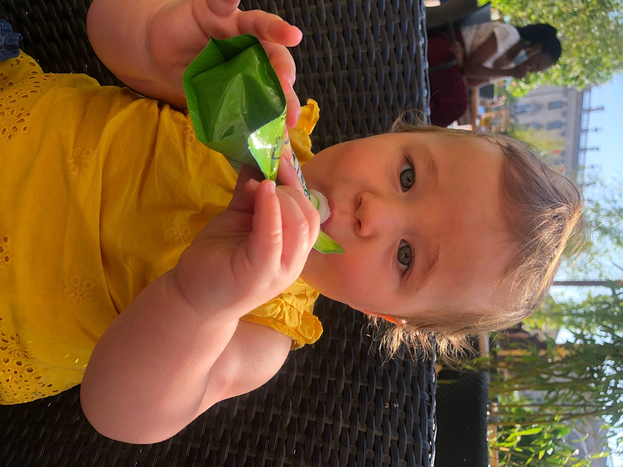 Elya participe au concours pour gagner de l'argent avec cette photo : baby, child, eating, finger, hand, person, toddler, yellow