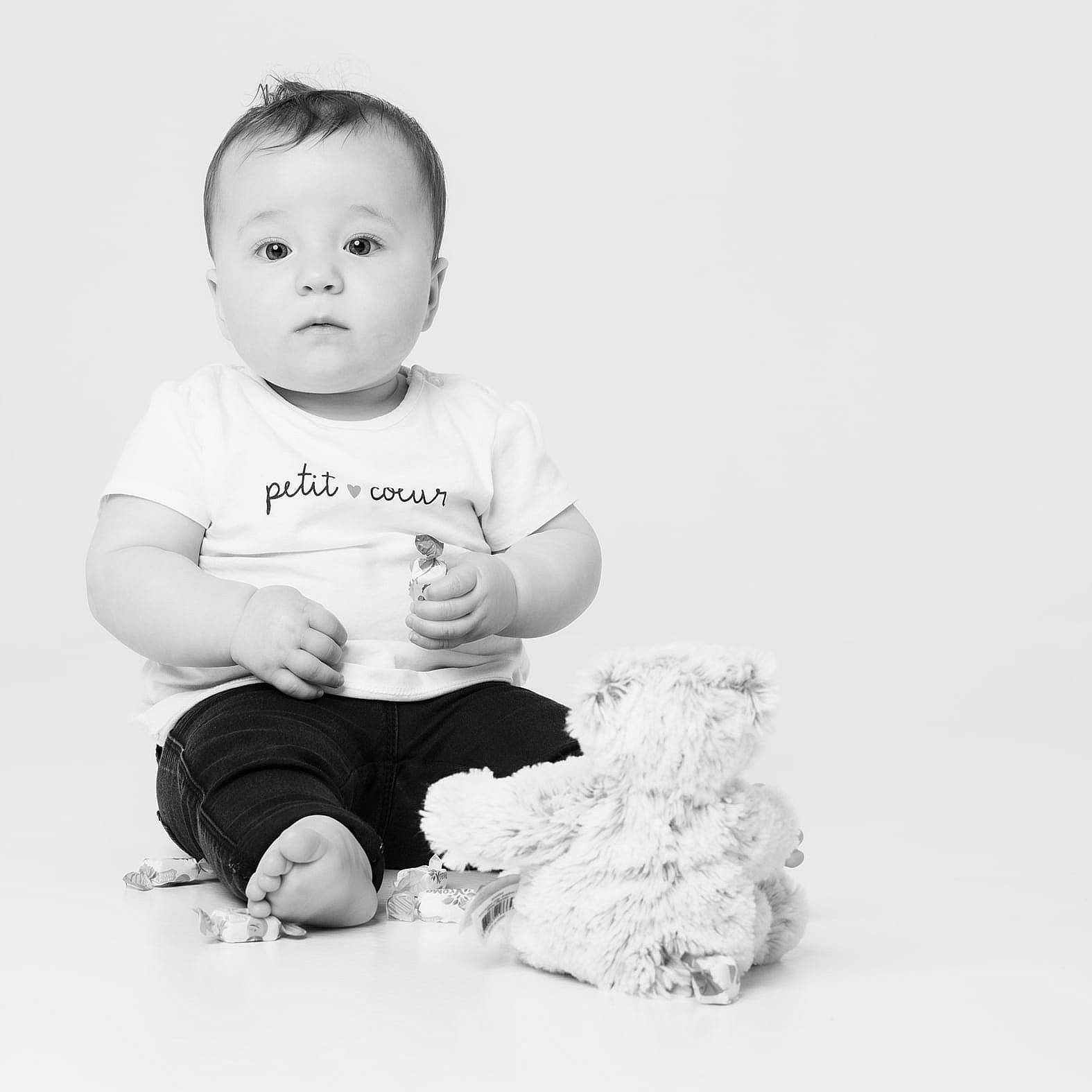 Elya a rejoint le concours — aidez-le/la à gagner de superbes lots ! baby, black, black_and_white, child, happy, head, monochrome, monochrome_photography, person, photo_shoot, photograph, photography, play, portrait, portrait_photography, sitting, smile, stock_photography, style, toddler