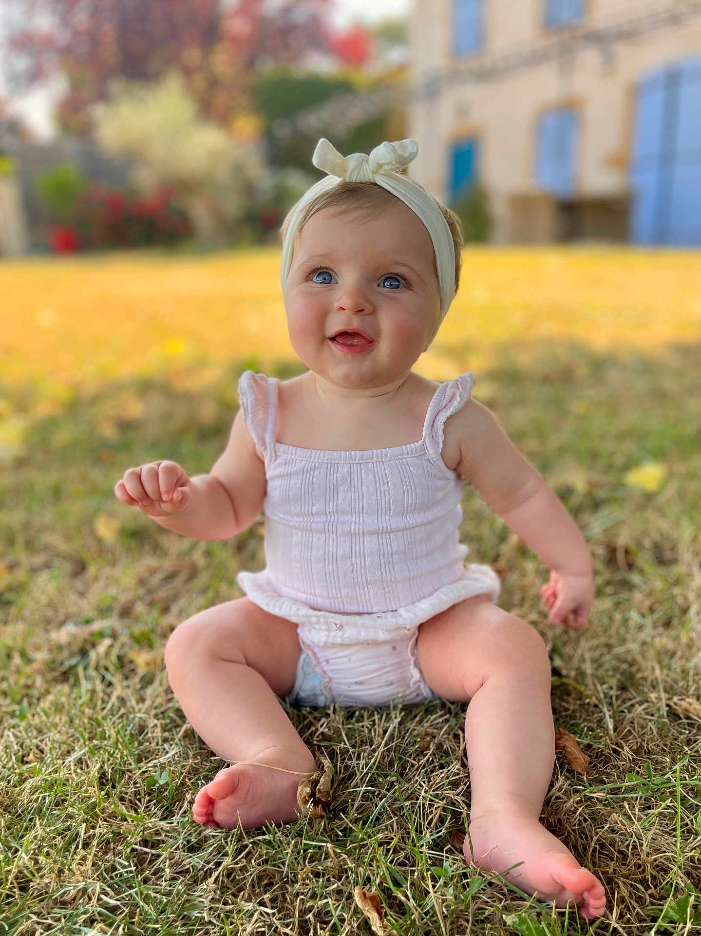 Jade participe au concours pour gagner de l'argent avec cette photo : baby, child, grass, outdoor, smiling, headband, blue_eyes, summer_clothing, barefoot, nature, sunlight, cute, portrait, sitting, infant, happy, skin, person, daylight, background_blur