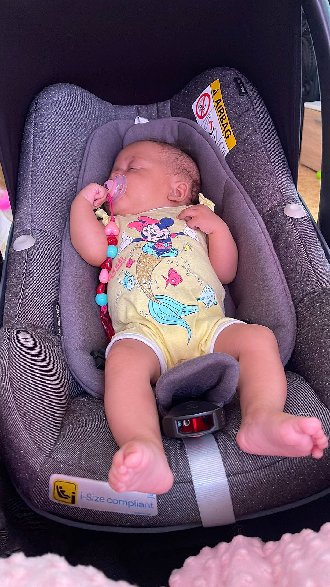 Fatima participe au concours pour gagner de l'argent avec cette photo : baby, baby_carriage, baby_toddler_clothing, car_seat, chair, cheek, child, comfort, finger, human_body, lap, leg, mammal, mouth, people, person, pink, product, skin, thigh