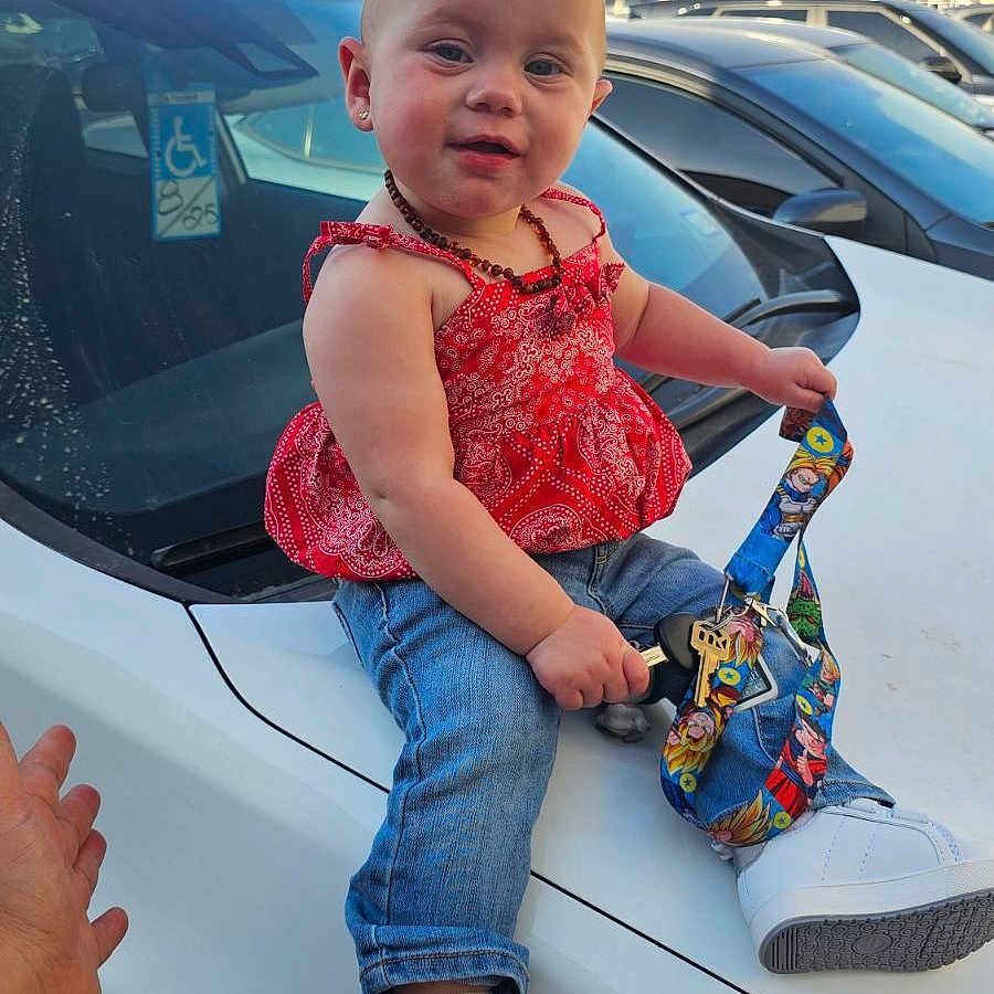 Girasol is registered to the contest to win money with this photo: boy, car, child, city, clothing, face, footwear, head, jeans, male, pants, person, photography, portrait, sedan, shoe, sitting, suv, transportation, vehicle