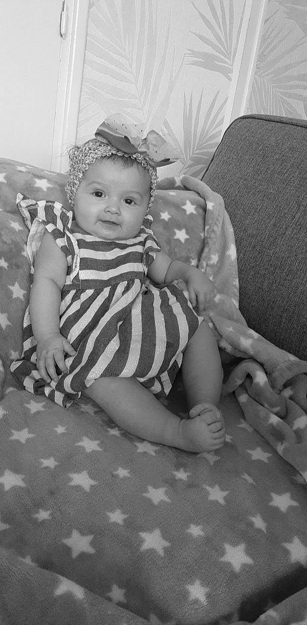 Myla a rejoint le concours — aidez-le/la à gagner de superbes lots ! baby, black_and_white, child, eye, leg, monochrome, monochrome_photography, person, photograph, photography, sitting, style, toddler, white