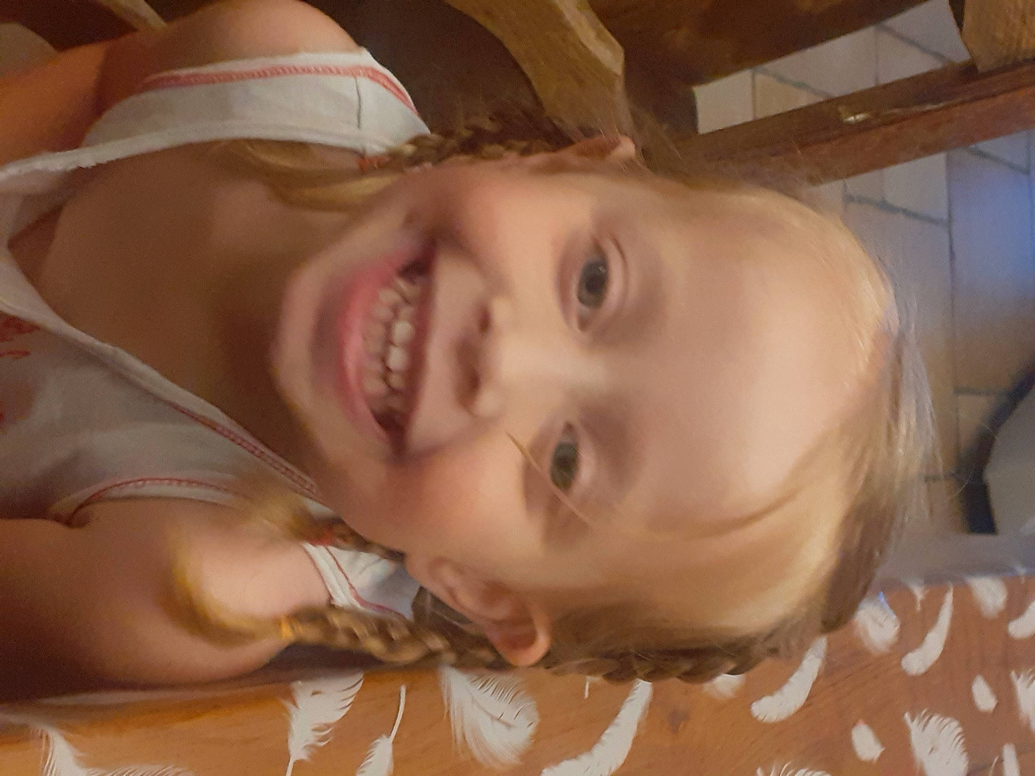 Jeanne participe au concours pour gagner de l'argent avec cette photo : arm, cheek, chin, ear, eyebrow, eyelash, face, facial_expression, forehead, head, human_body, jaw, joy, lip, mouth, neck, nose, person, skin, smile