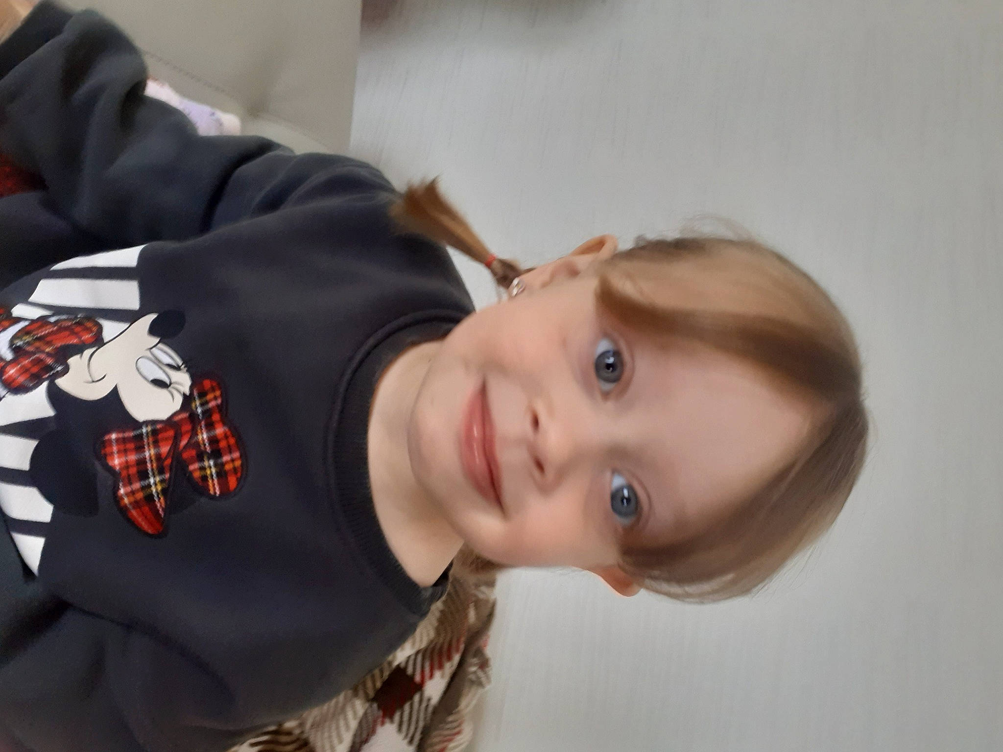 Jeanne a rejoint le concours — aidez-le/la à gagner de superbes lots ! baby, brown_hair, child, doll, eyelash, fun, fur, happy, joy, neck, pattern, person, portrait_photography, sitting, sleeve, smile, t_shirt, toddler, toy, tree