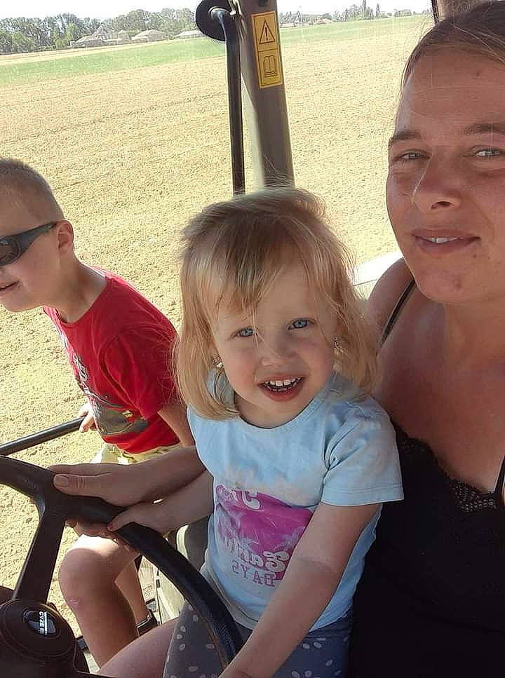 Jeanne participe au concours pour gagner de l'argent avec cette photo : arm, child, community, friendship, fun, goggles, grass, happy, human, interaction, joy, lap, leisure, person, product, recreation, skin, smile, summer, sunglasses