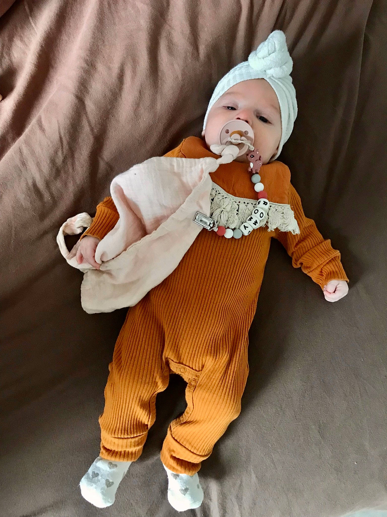 Romy a rejoint le concours — aidez-le/la à gagner de superbes lots ! baby, baby_toddler_clothing, child, collar, comfort, dress_shirt, face, finger, fur, gesture, hat, headwear, human_leg, peach, person, sitting, skin, sleeve, thumb, toddler