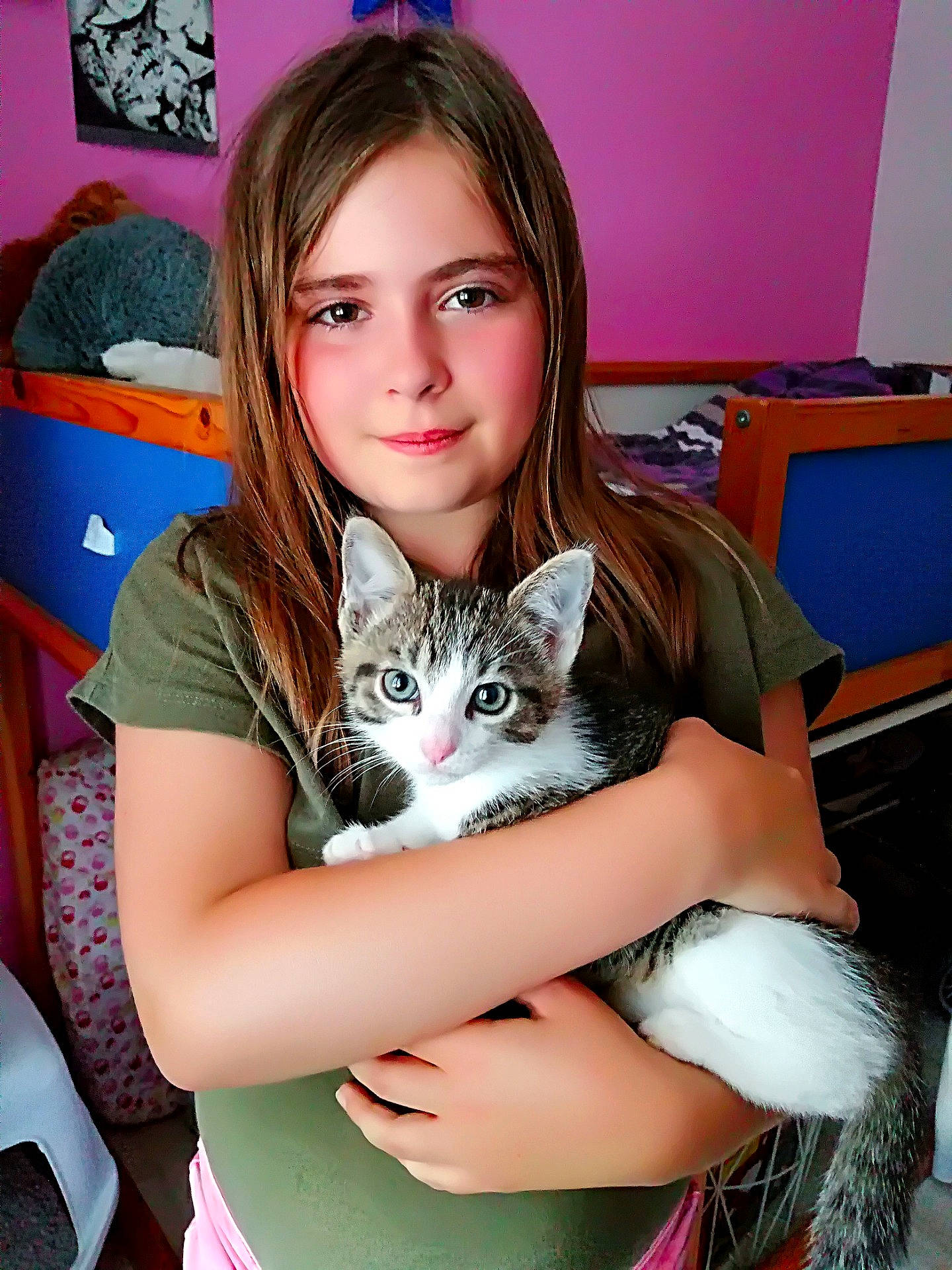 Roméo a rejoint le concours — aidez-le/la à gagner de superbes lots ! arm, blond, carnivore, cat, chair, comfort, eye, eyelash, fawn, felidae, fun, happy, iris, lap, long_hair, necklace, skin, small_to_medium_sized_cats, smile, whiskers