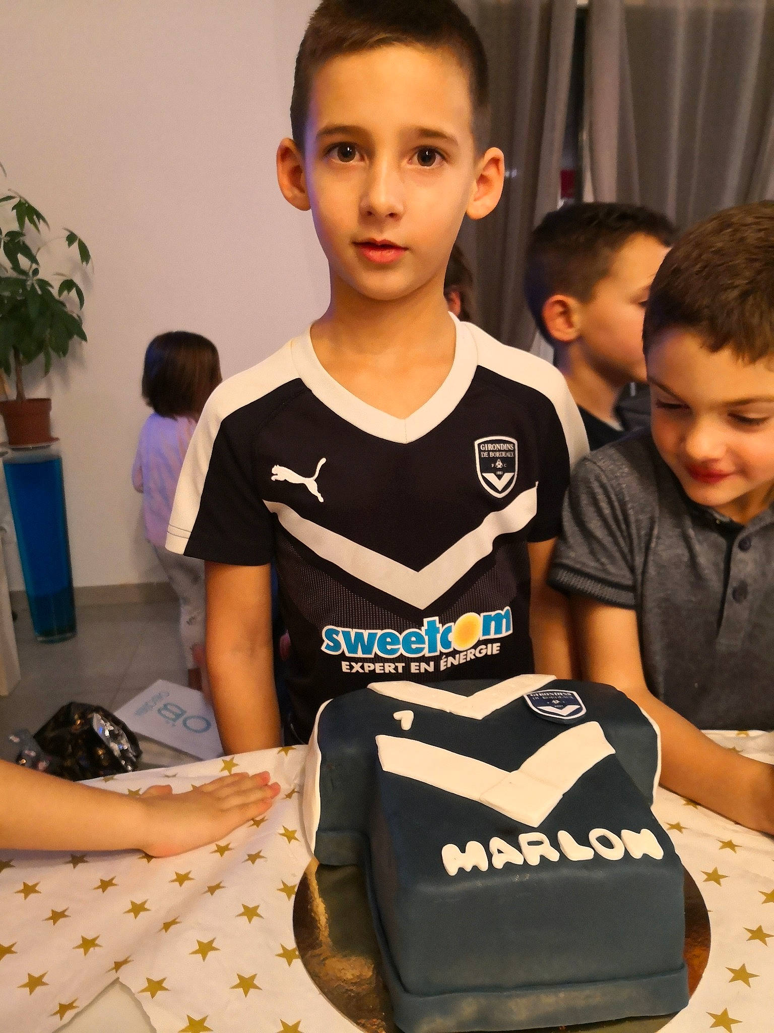 Marlon participe au concours pour gagner de l'argent avec cette photo : arm, child, person, t_shirt, toddler