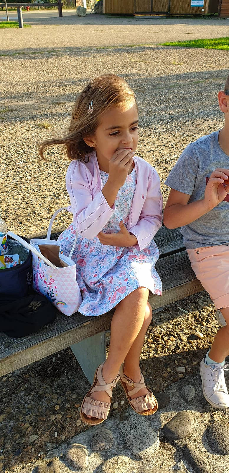 Mila a rejoint le concours — aidez-le/la à gagner de superbes lots ! child, daughter, denim, fashion, footwear, fun, human_leg, leg, person, shoe, shorts, sitting, style, summer, thigh, vacation