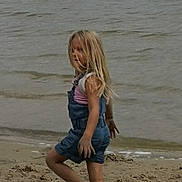 Malyana a rejoint le concours — aidez-le/la à gagner de superbes lots ! beach, beauty, blond, child, fun, leg, long_hair, ocean, photo_shoot, photograph, photography, play, sand, sea, shorts, summer, vacation