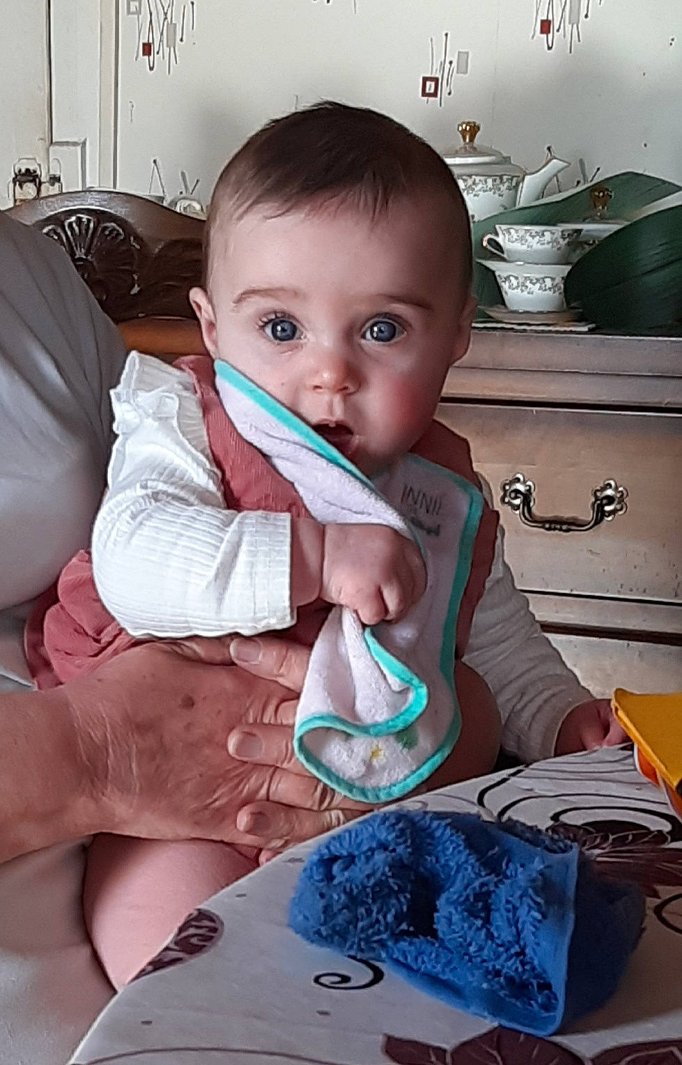 Solenn participe au concours pour gagner de l'argent avec cette photo : baby, baby_toddler_clothing, cabinetry, cake, cake_decorating, chair, child, dessert, dress, food, kitchen, kitchen_appliance, person, plate, product, sitting, sugar_cake, surprise, t_shirt, table