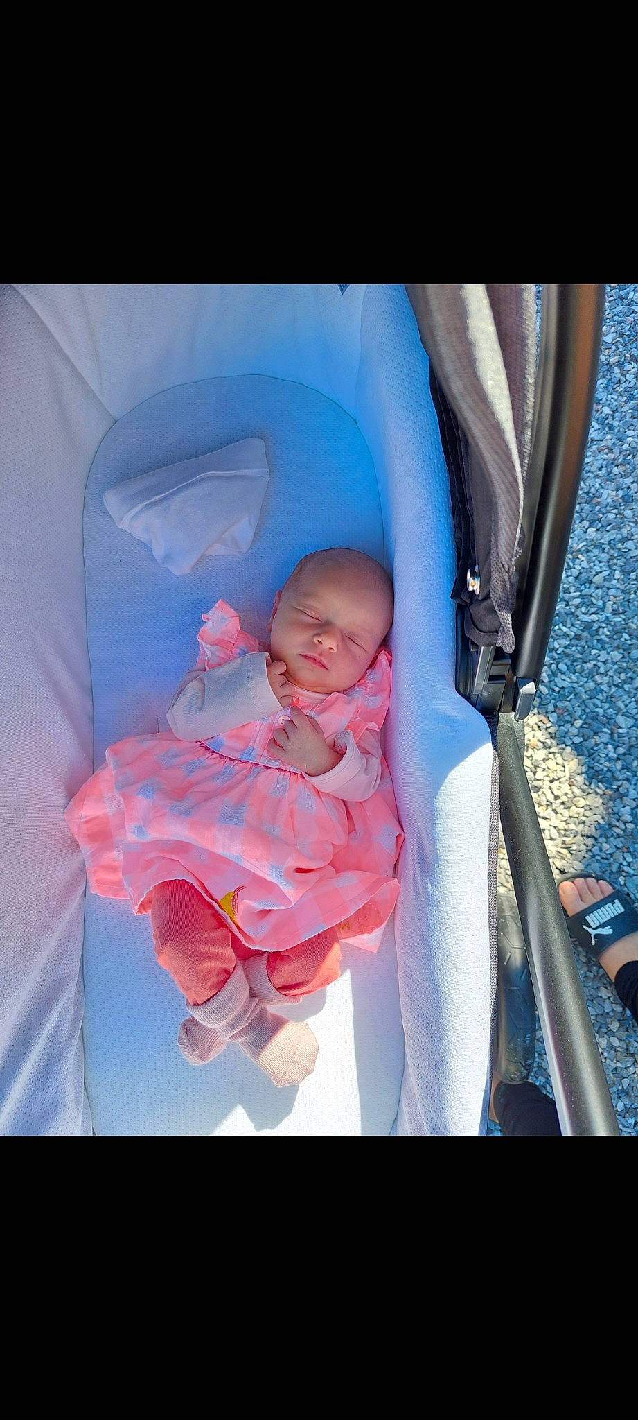 Alice participe au concours pour gagner de l'argent avec cette photo : auto_part, automotive_exterior, baby, baby_carriage, baby_products, baby_safety, baby_toddler_clothing, car_seat, child, comfort, electric_blue, fun, leisure, magenta, person, product, recreation, sitting, toddler, vehicle_door