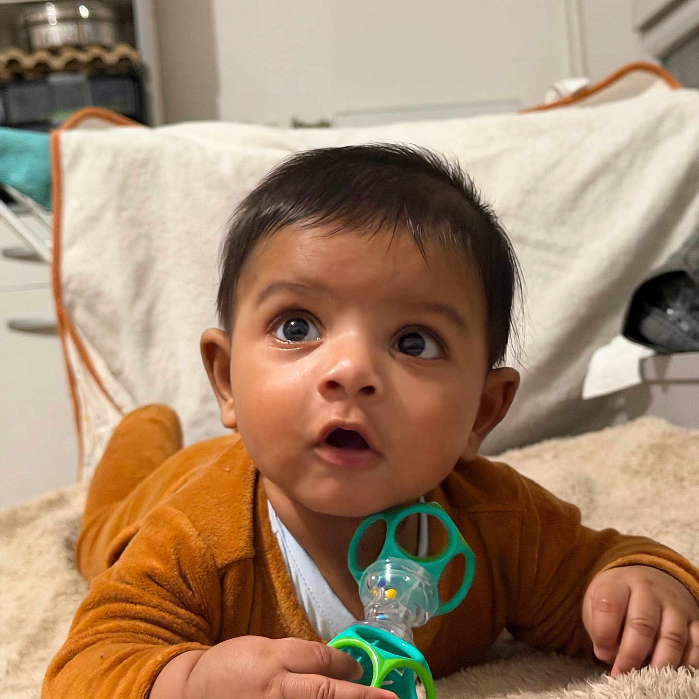 Viyan Thèo participe au concours pour gagner de l'argent avec cette photo : baby, blanket, carpet, child, cozy, curiosity, expression, eyes, face, gaze, hair, hands, home, indoor, infant, lying_down, onesie, pacifier, portrait, toy