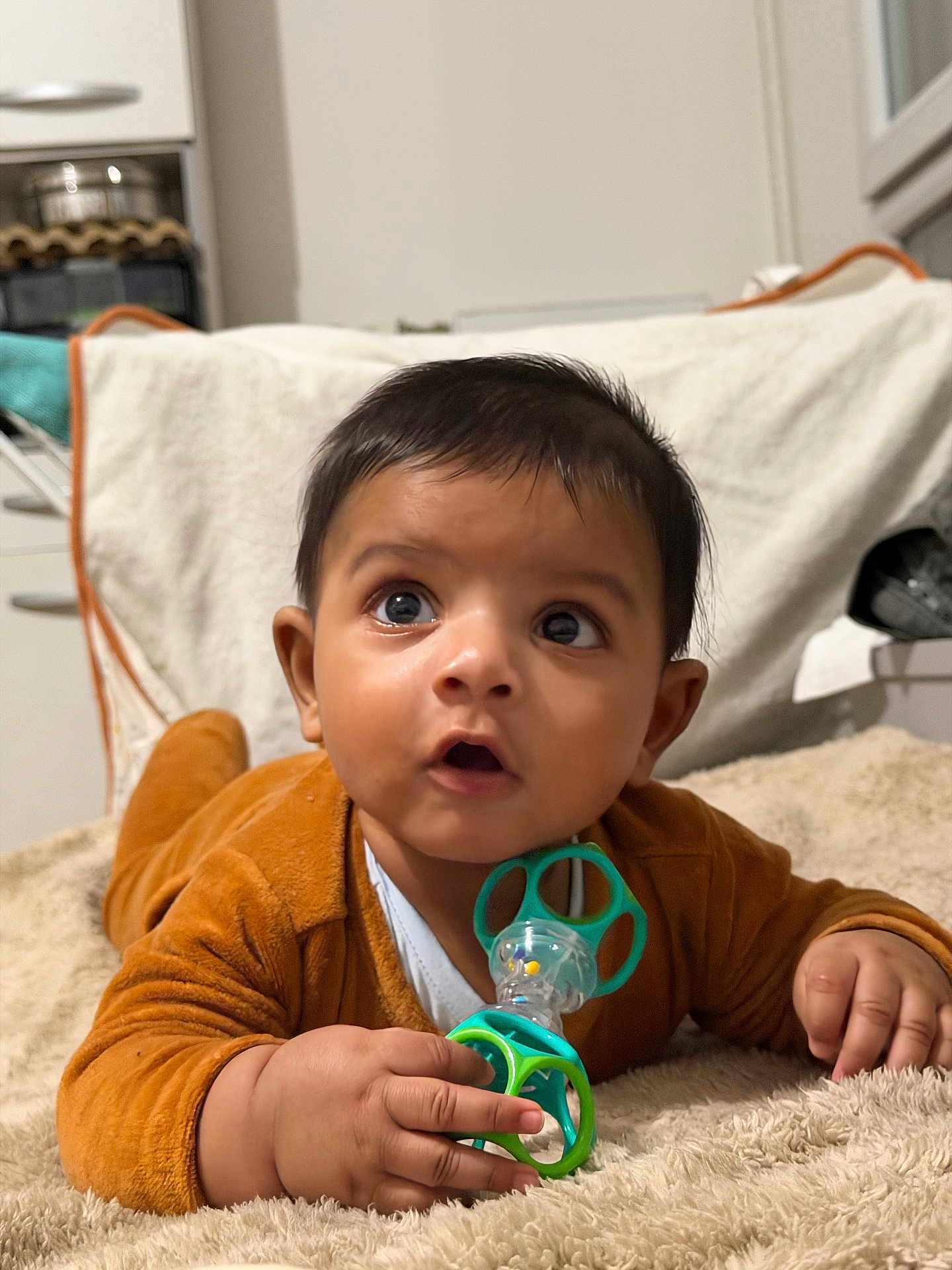 Viyan Thèo participe au concours pour gagner de l'argent avec cette photo : baby, infant, child, pacifier, toy, blanket, carpet, onesie, hands, face, eyes, hair, gaze, portrait, indoor, home, cozy, curiosity, lying_down, expression