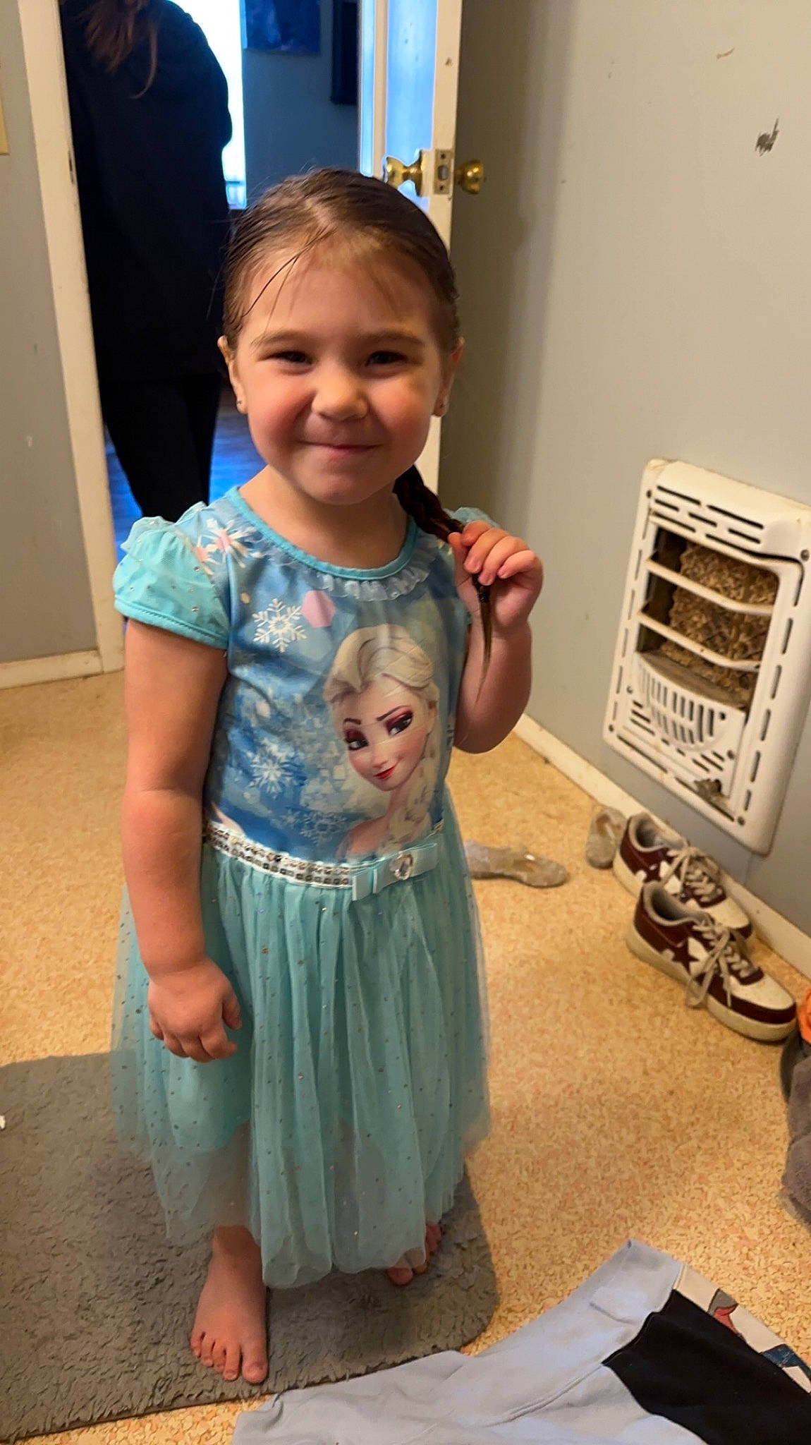 Alizaè is registered to the contest to win money with this photo: answering_machine, baby_toddler_clothing, child, face, flooring, fun, gesture, happy, joint, joy, machine, office_equipment, person, room, sitting, skin, sleeve, smile, standing, telephony