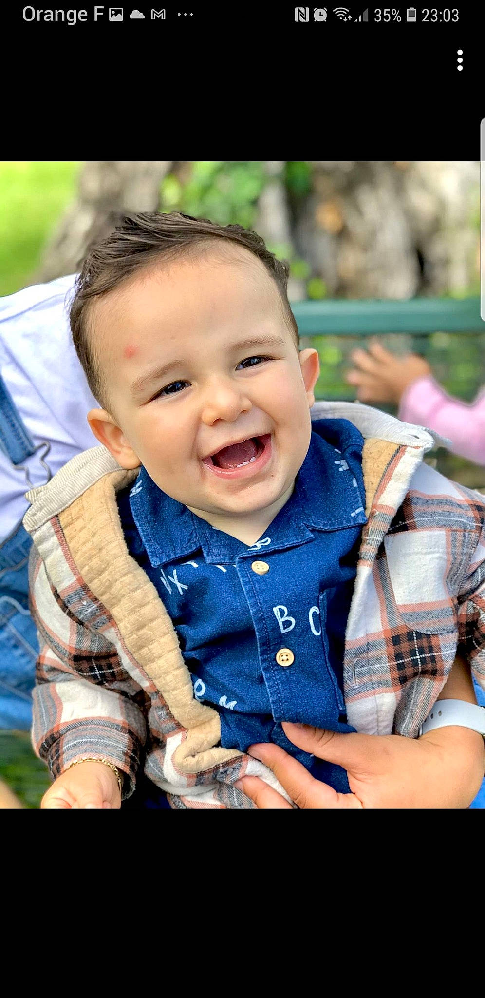 Keiden participe au concours pour gagner de l'argent avec cette photo : baby, baby_toddler_clothing, cheek, child, cool, eye, finger, flash_photography, fun, grass, hairstyle, happy, iris, joy, leisure, people_in_nature, person, skin, sleeve, smile