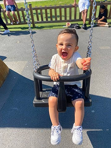 Keiden a rejoint le concours — aidez-le/la à gagner de superbes lots ! baby, blurred, city, electric_blue, event, fun, grass, happy, human, human_settlement, joint, leisure, person, product, public_space, recreation, shorts, sitting, smile, sneakers