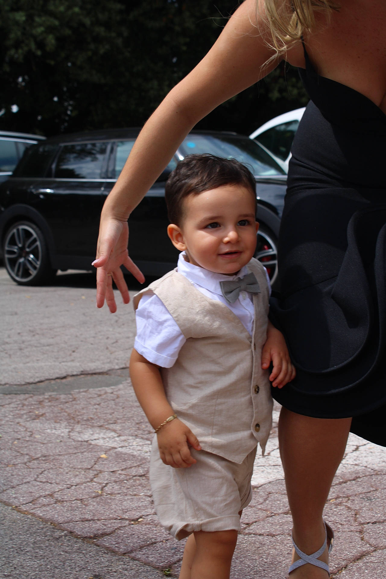 Keiden a rejoint le concours — aidez-le/la à gagner de superbes lots ! baby, child, event, facial_expression, flash_photography, foot, fun, gesture, happy, human_leg, interaction, joint, leg, person, road, shorts, shoulder, street_fashion, tire, toddler