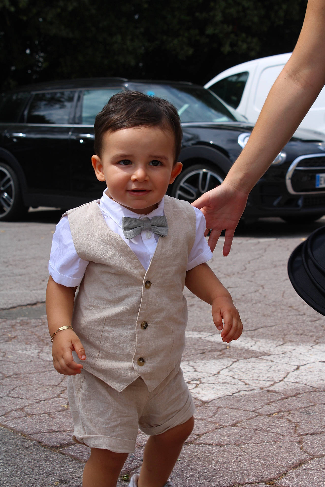 Keiden participe au concours pour gagner de l'argent avec cette photo : car, cool, face, fun, gesture, hair, hairstyle, hand, happy, head, human_body, joy, land_vehicle, person, road, skin, sleeve, street_fashion, thumb, tire