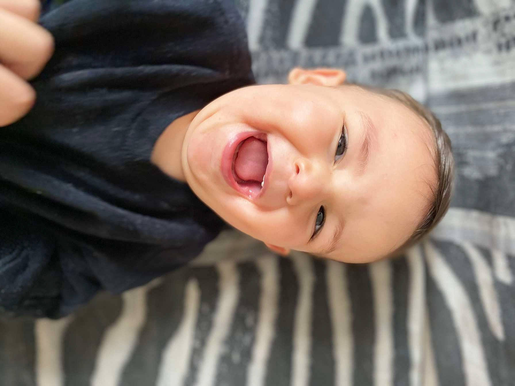 Keiden a rejoint le concours — aidez-le/la à gagner de superbes lots ! baby, baby_laughing, baby_toddler_clothing, cheek, child, eyebrow, eyelash, fun, gesture, happy, laugh, lip, nail, nose, person, portrait_photography, sleeve, smile, thumb, toddler