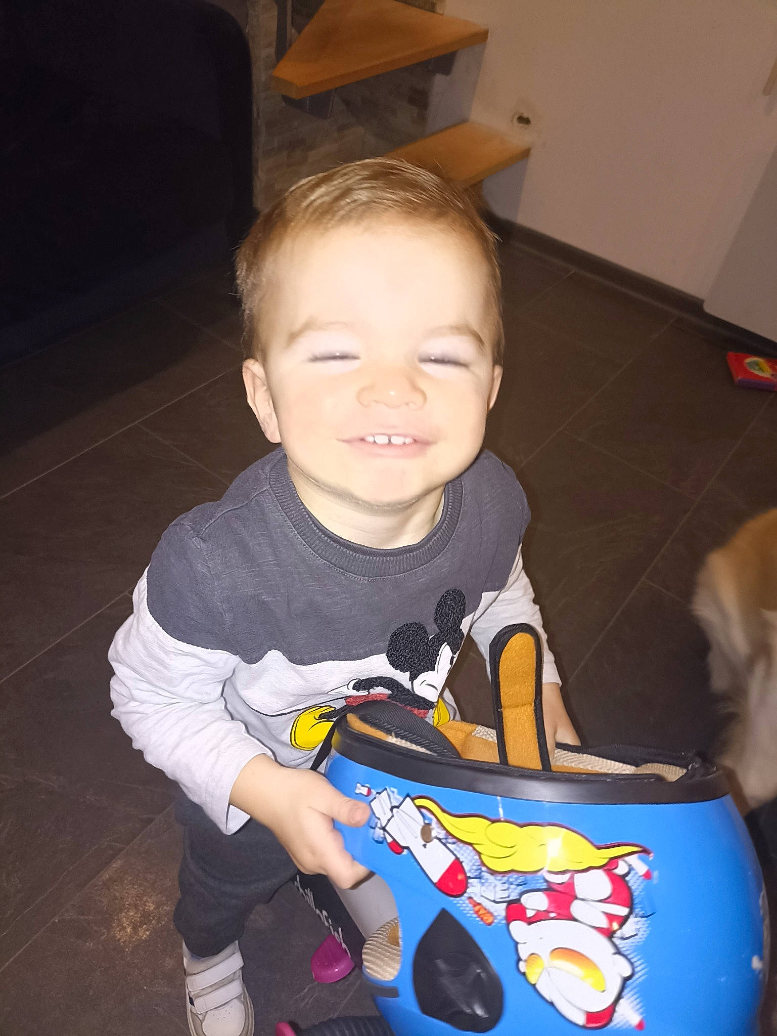 Chris a rejoint le concours — aidez-le/la à gagner de superbes lots ! baby, baby_products, baby_toddler_clothing, cheek, child, electric_blue, eye, flooring, fun, hairstyle, happy, iris, joy, organ, person, play, sitting, smile, t_shirt, toddler