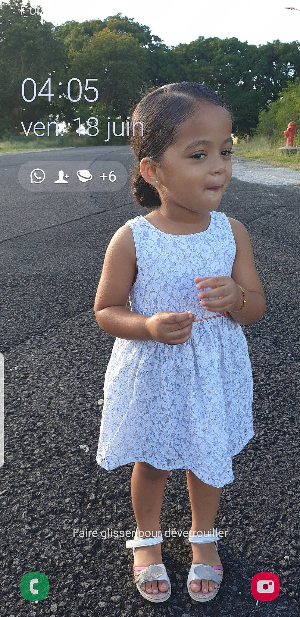 Chloë a rejoint le concours — aidez-le/la à gagner de superbes lots ! arm, black, dress, face, facial_expression, flash_photography, gesture, grass, hairstyle, hand, happy, human, joint, one_piece_garment, person, photograph, shoulder, skin, sleeve, standing