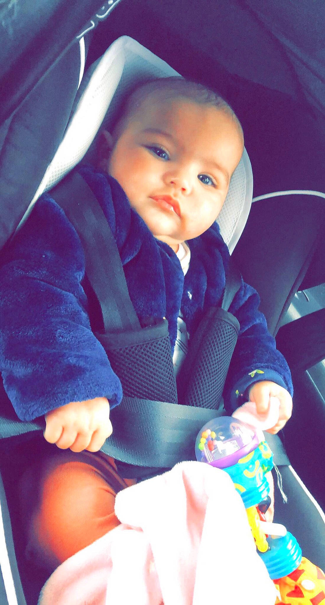 Yamina a rejoint le concours — aidez-le/la à gagner de superbes lots ! azure, baby, baby_carriage, baby_in_car_seat, baby_toddler_clothing, blue, car_seat, cheek, child, comfort, finger, gesture, mouth, nail, person, product, seat_belt, skin, smile, thumb